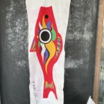 子供の日もカレーに営業〇岡本太郎の鯉のぼり